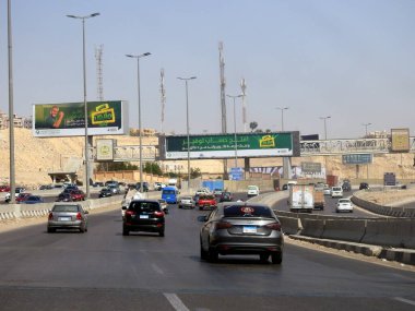 Giza, Mısır, 16 Eylül 2023: 26 Temmuz koridor karayolu geliştirme projesi, Koridorun Kahire-İskenderiye Yolu ile kesiştiği yerden itibaren genişleme ve geliştirme çalışmalarını içeriyor.