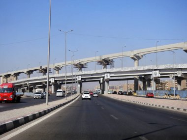 Kahire, Mısır, 17 Eylül 2023: Yeni bir trafik köprüsü ve ray projeleri şantiyesi, Kahire demiryolu taşıma sistemi inşaatı devam ediyor.