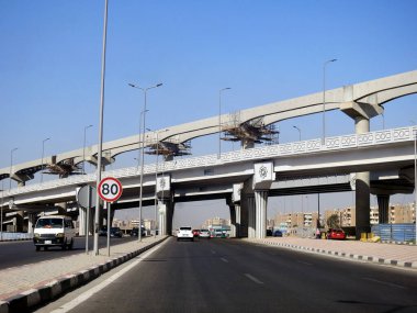Kahire, Mısır, 17 Eylül 2023: Yeni bir trafik köprüsü ve ray projeleri şantiyesi, Kahire demiryolu taşıma sistemi inşaatı devam ediyor.
