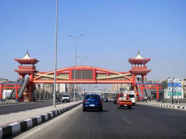 Kahire, Mısır, 17 Eylül 2023: Shinzo Abe eksen devriye otoyolu geleneksel Japon mimari tarzında tamamlanmış yaya köprüsü, trafik otoyolu eski Japon başbakanının adını almıştır.