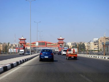 Kahire, Mısır, 17 Eylül 2023: Shinzo Abe eksen devriye otoyolu geleneksel Japon mimari tarzında tamamlanmış yaya köprüsü, trafik otoyolu eski Japon başbakanının adını almıştır.