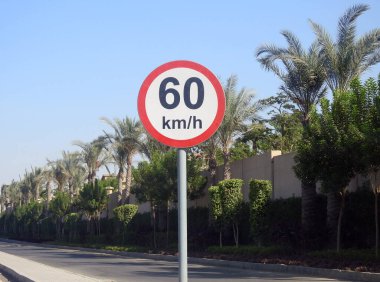 60 km hız limiti bir otoyol, saatte 60 kilometre trafik levhası, araba sürücülerinin saatte 60 kilometreyi geçmemesi için bir kısıtlama işareti.