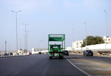 Kahire, Mısır, 19 Eylül 2023: Flatbed kamyonu için elektrikli araç monte edildi. Acil durum nakil araçlarının bakıma ihtiyacı var, çekici kurtarma aracı hidrolik flatbed kamyon