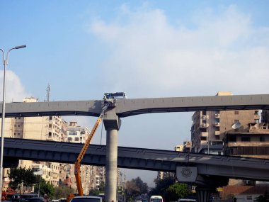 Kahire, Mısır, 18 Eylül 2023: Yeni bir trafik köprüsü ve ray projeleri şantiyesi, Kahire demiryolu taşıma sistemi inşaatı devam ediyor.