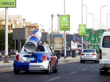 Kahire, Mısır, 20 Eylül 2023: arkasında büyük bir Red Bull konservesi olan küçük bir MINI Cooper, tüm dünyada tanıtım aracı olarak kullanıldı, bir CVT otomatik vites.