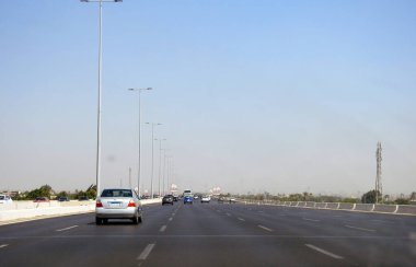 Giza, Mısır, 16 Eylül 2023: 26 Temmuz koridor karayolu geliştirme projesi, Koridorun Kahire-İskenderiye Yolu ile kesiştiği yerden itibaren genişleme ve geliştirme çalışmalarını içeriyor.