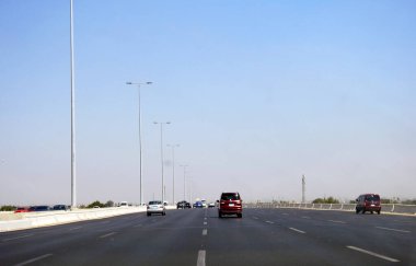 Giza, Mısır, 16 Eylül 2023: 26 Temmuz koridor karayolu geliştirme projesi, Koridorun Kahire-İskenderiye Yolu ile kesiştiği yerden itibaren genişleme ve geliştirme çalışmalarını içeriyor.