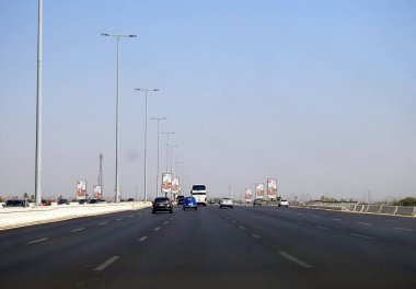 Giza, Mısır, 16 Eylül 2023: 26 Temmuz koridor karayolu geliştirme projesi, Koridorun Kahire-İskenderiye Yolu ile kesiştiği yerden itibaren genişleme ve geliştirme çalışmalarını içeriyor.