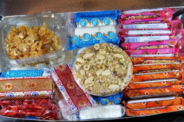 Kahire, Mısır, 23 Eylül 2023: Doğu şekerleme, nohut, fıstık, susam, krema, şeker, fındık, fıstık, fıstık, fındık diski, peygamberin Muhammed 'in doğum gününü kutlamak için.