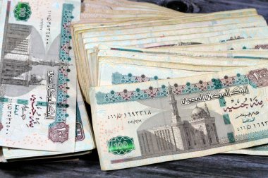 100 EGP LE 100 Mısırlı banknot yığını, harcama, para verme ve kullanma, Sultan Hasan camii ve Sfenks ile banknotlar kullanarak ödeme ve satın alma