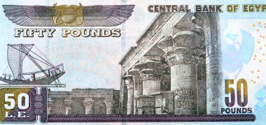 50 LE 50 £banknot serisi 2022 ters tarafında büyük bir parça Edfu tapınağı, kanatlı bir bok böceği ve bir firavun tekne görüntüsü, seçici Mısır para banknotları odak noktası