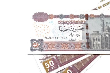 50 LE 50 Pound 'luk bir Mısırlı para yığını Ebu Hurayba Camii' nde Edfu tapınağı, kanatlı böcek ve beyaz arka planda ters izole edilmiş bir firavun teknesinin görüntüsü yer alıyor.