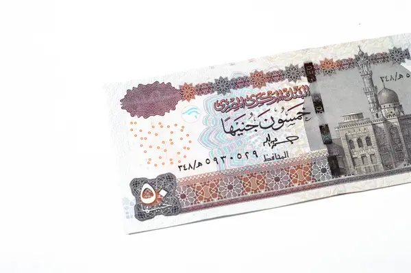 50埃及镑钞票系列2022的正面有Abu Hurayba清真寺 Qijmas Ishaqi清真寺 是埃及钞票的选择性焦点 以白色为背景 — 图库照片