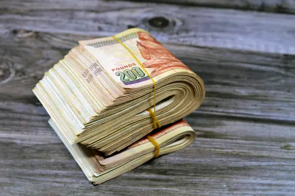 Skládané Egyptské Peníze Izolované Dřevěném Pozadí 200 Dvě Stě Egyptských — Stock fotografie