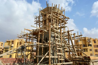 İnşaat halindeki yeni bir cami, Mısır 'ın Kahire kentinde büyük bir cami inşa etmek, büyük bir kubbe ve yüksek minaresi, ahşap iskelesi, camileri Müslümanların ibadet etmeleri için dua ettikleri yerler.