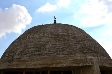 İnşaat halindeki yeni bir cami, Mısır 'ın Kahire kentinde büyük bir cami inşa etmek, büyük bir kubbe ve yüksek minaresi, ahşap iskelesi, camileri Müslümanların ibadet etmeleri için dua ettikleri yerler.