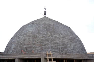 İnşaat halindeki yeni bir cami, Mısır 'ın Kahire kentinde büyük bir cami inşa etmek, büyük bir kubbe ve yüksek minaresi, ahşap iskelesi, camileri Müslümanların ibadet etmeleri için dua ettikleri yerler.