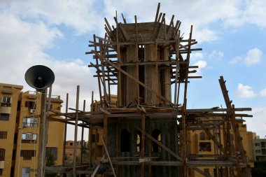 İnşaat halindeki yeni bir cami, Mısır 'ın Kahire kentinde büyük bir cami inşa etmek, büyük bir kubbe ve yüksek minaresi, ahşap iskelesi, camileri Müslümanların ibadet etmeleri için dua ettikleri yerler.