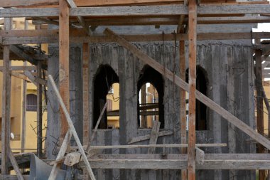 İnşaat halindeki yeni bir cami, Mısır 'ın Kahire kentinde büyük bir cami inşa etmek, büyük bir kubbe ve yüksek minaresi, ahşap iskelesi, camileri Müslümanların ibadet etmeleri için dua ettikleri yerler.