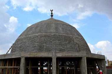 İnşaat halindeki yeni bir cami, Mısır 'ın Kahire kentinde büyük bir cami inşa etmek, büyük bir kubbe ve yüksek minaresi, ahşap iskelesi, camileri Müslümanların ibadet etmeleri için dua ettikleri yerler.