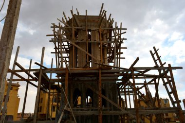 İnşaat halindeki yeni bir cami, Mısır 'ın Kahire kentinde büyük bir cami inşa etmek, büyük bir kubbe ve yüksek minaresi, ahşap iskelesi, camileri Müslümanların ibadet etmeleri için dua ettikleri yerler.