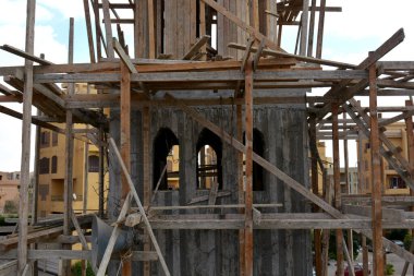 İnşaat halindeki yeni bir cami, Mısır 'ın Kahire kentinde büyük bir cami inşa etmek, büyük bir kubbe ve yüksek minaresi, ahşap iskelesi, camileri Müslümanların ibadet etmeleri için dua ettikleri yerler.