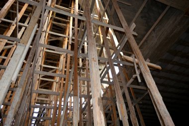 Ahşap biçimlendirme ve beton döşeme ve ağır bir cami kubbesi için yeni dökülen betonu destekleme, inşaat halindeki yeni bir cami, İslam duaları için yeni bir büyük Mescid inşa etme