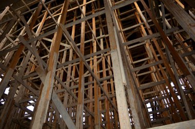 Ahşap biçimlendirme ve beton döşeme ve ağır bir cami kubbesi için yeni dökülen betonu destekleme, inşaat halindeki yeni bir cami, İslam duaları için yeni bir büyük Mescid inşa etme