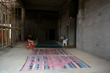 İnşaat halindeki yeni bir caminin içi, Kahire 'de büyük bir cami inşa etmek, büyük bir kubbe, yüksek minare, ahşap iskeleler, camiler Müslümanların namaz kılması için dua ettikleri yerler.