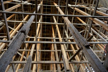 Ahşap biçimlendirme ve beton döşeme ve ağır bir cami kubbesi için yeni dökülen betonu destekleme, inşaat halindeki yeni bir cami, İslam duaları için yeni bir büyük Mescid inşa etme