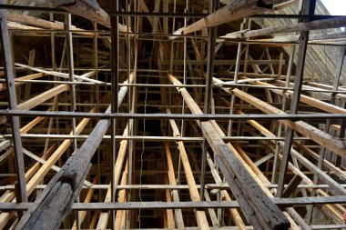 Ahşap biçimlendirme ve beton döşeme ve ağır bir cami kubbesi için yeni dökülen betonu destekleme, inşaat halindeki yeni bir cami, İslam duaları için yeni bir büyük Mescid inşa etme