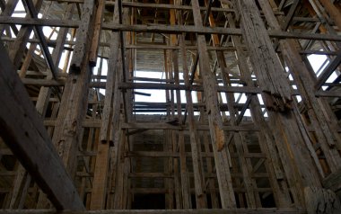 Ahşap biçimlendirme ve beton döşeme ve ağır bir cami kubbesi için yeni dökülen betonu destekleme, inşaat halindeki yeni bir cami, İslam duaları için yeni bir büyük Mescid inşa etme