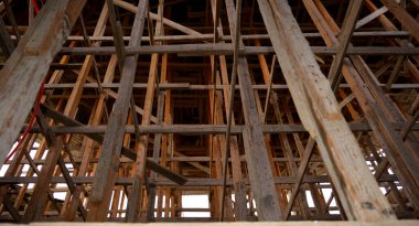 Ahşap biçimlendirme ve beton döşeme ve ağır bir cami kubbesi için yeni dökülen betonu destekleme, inşaat halindeki yeni bir cami, İslam duaları için yeni bir büyük Mescid inşa etme