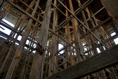 Ahşap biçimlendirme ve beton döşeme ve ağır bir cami kubbesi için yeni dökülen betonu destekleme, inşaat halindeki yeni bir cami, İslam duaları için yeni bir büyük Mescid inşa etme