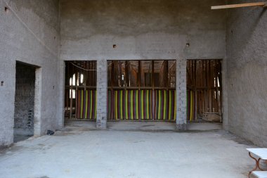 İnşaat halindeki yeni bir caminin içi, Kahire 'de büyük bir cami inşa etmek, büyük bir kubbe, yüksek minare, ahşap iskeleler, camiler Müslümanların namaz kılması için dua ettikleri yerler.