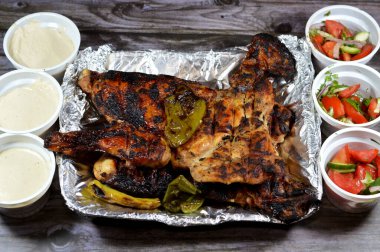 Geleneksel Arap mutfağı bifteği Kofta ve tarb kofta şiş, kıymalı kömür, ızgara tavuk ızgarada kızartılmış ve ızgara Mesahab, vermicelli ve doğu salatalı Mısır pirinci.