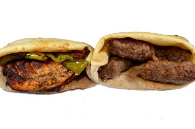 Kofta biftekli sandviç, kofta şiş, kuzu yağında kıyma kömürle kaplanmış kuzu eti ızgarada tavuk ızgara ve ızgarada kızartılmış mısır ekmeğinde Mesahab.