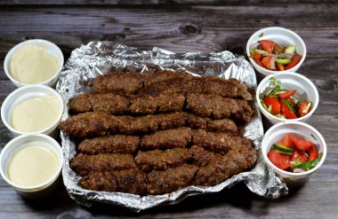 Arap mutfağı Kofta bifteği, kebap ve tarb kofta şiş, kuzu yağına sarılmış kıyma kömür, yeşil ve Tahini salatası, mangalda ızgara et.