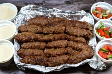Arap mutfağı Kofta bifteği, kebap ve tarb kofta şiş, kuzu yağına sarılmış kıyma kömür, yeşil ve Tahini salatası, mangalda ızgara et.
