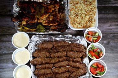 Geleneksel Arap mutfağı bifteği Kofta ve tarb kofta şiş, kıymalı kömür, ızgara tavuk ızgarada kızartılmış ve ızgara Mesahab, vermicelli ve doğu salatalı Mısır pirinci.