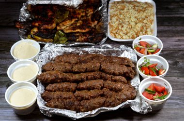 Geleneksel Arap mutfağı bifteği Kofta ve tarb kofta şiş, kıymalı kömür, ızgara tavuk ızgarada kızartılmış ve ızgara Mesahab, vermicelli ve doğu salatalı Mısır pirinci.