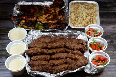 Geleneksel Arap mutfağı bifteği Kofta ve tarb kofta şiş, kıymalı kömür, ızgara tavuk ızgarada kızartılmış ve ızgara Mesahab, vermicelli ve doğu salatalı Mısır pirinci.