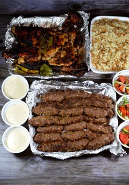 Geleneksel Arap mutfağı bifteği Kofta ve tarb kofta şiş, kıymalı kömür, ızgara tavuk ızgarada kızartılmış ve ızgara Mesahab, vermicelli ve doğu salatalı Mısır pirinci.