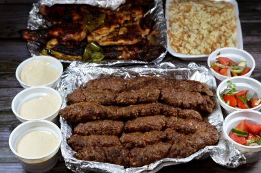 Geleneksel Arap mutfağı bifteği Kofta ve tarb kofta şiş, kıymalı kömür, ızgara tavuk ızgarada kızartılmış ve ızgara Mesahab, vermicelli ve doğu salatalı Mısır pirinci.