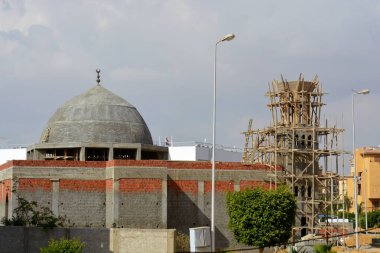 İnşaat halindeki yeni bir cami, Mısır 'ın Kahire kentinde büyük bir cami inşa etmek, büyük bir kubbe ve yüksek minaresi, ahşap iskelesi, camileri Müslümanların ibadet etmeleri için dua ettikleri yerler.