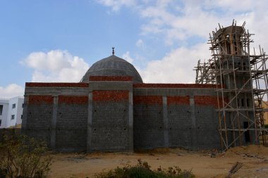 İnşaat halindeki yeni bir cami, Mısır 'ın Kahire kentinde büyük bir cami inşa etmek, büyük bir kubbe ve yüksek minaresi, ahşap iskelesi, camileri Müslümanların ibadet etmeleri için dua ettikleri yerler.