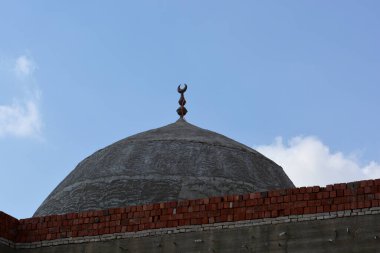 İnşaat halindeki yeni bir cami, Mısır 'ın Kahire kentinde büyük bir cami inşa etmek, büyük bir kubbe ve yüksek minaresi, ahşap iskelesi, camileri Müslümanların ibadet etmeleri için dua ettikleri yerler.