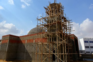 İnşaat halindeki yeni bir cami, Mısır 'ın Kahire kentinde büyük bir cami inşa etmek, büyük bir kubbe ve yüksek minaresi, ahşap iskelesi, camileri Müslümanların ibadet etmeleri için dua ettikleri yerler.