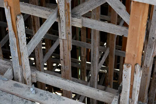 İnşaat halindeki yeni bir cami, Mısır 'ın Kahire kentinde büyük bir cami inşa etmek, büyük bir kubbe ve yüksek minaresi, ahşap iskelesi, camileri Müslümanların ibadet etmeleri için dua ettikleri yerler.