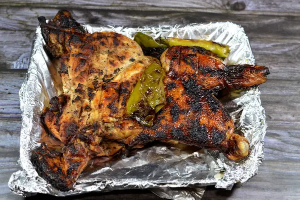 그릴에 닭고기 후추와 닭고기 배경에 석탄에 Mesahab와 일회용 접시에 — 스톡 사진